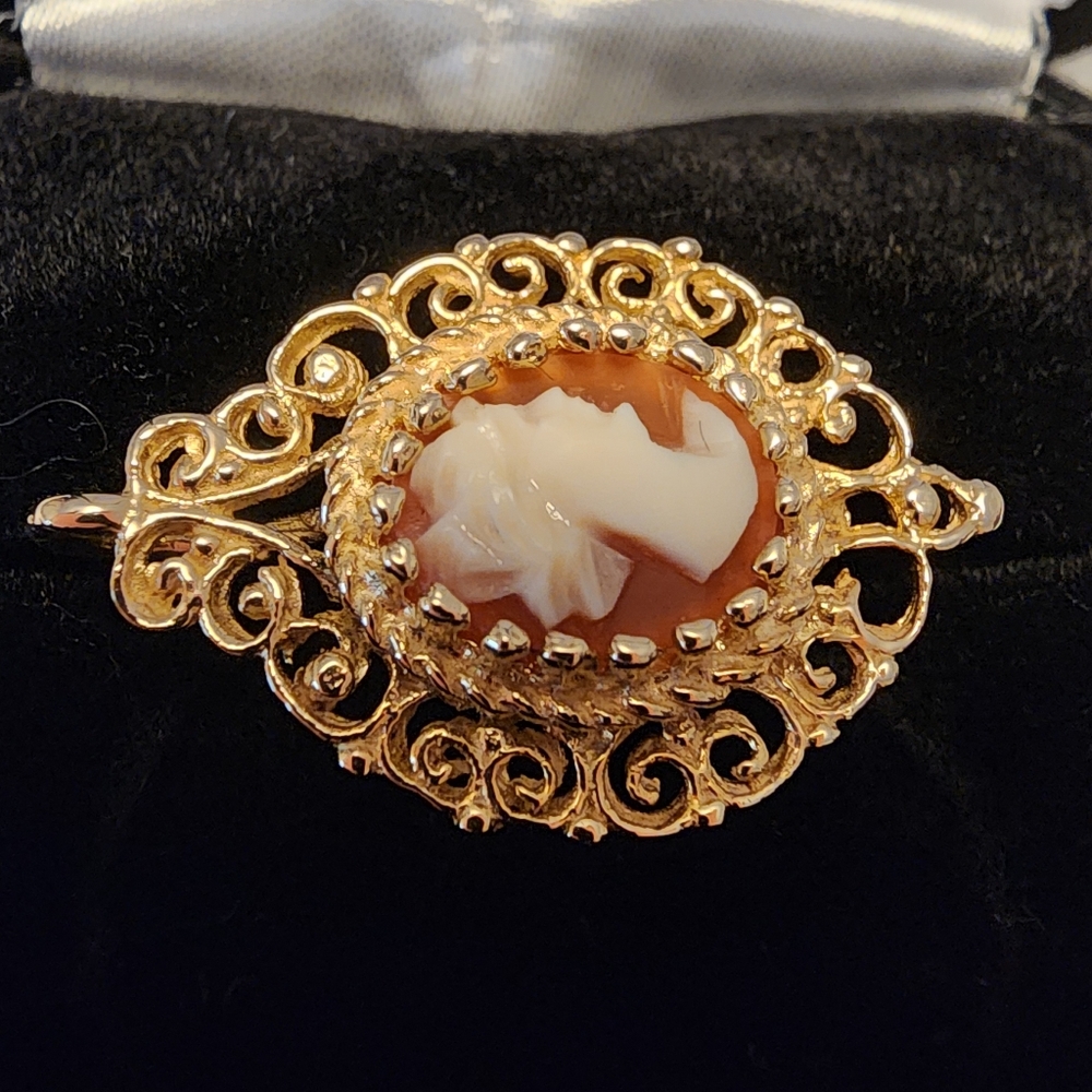 Elegant Gold Cameo Pendant - Picture 3 of 8